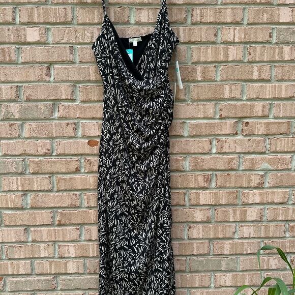 Elegant Black and Cream Patterned Dress - Picture 6 of 10